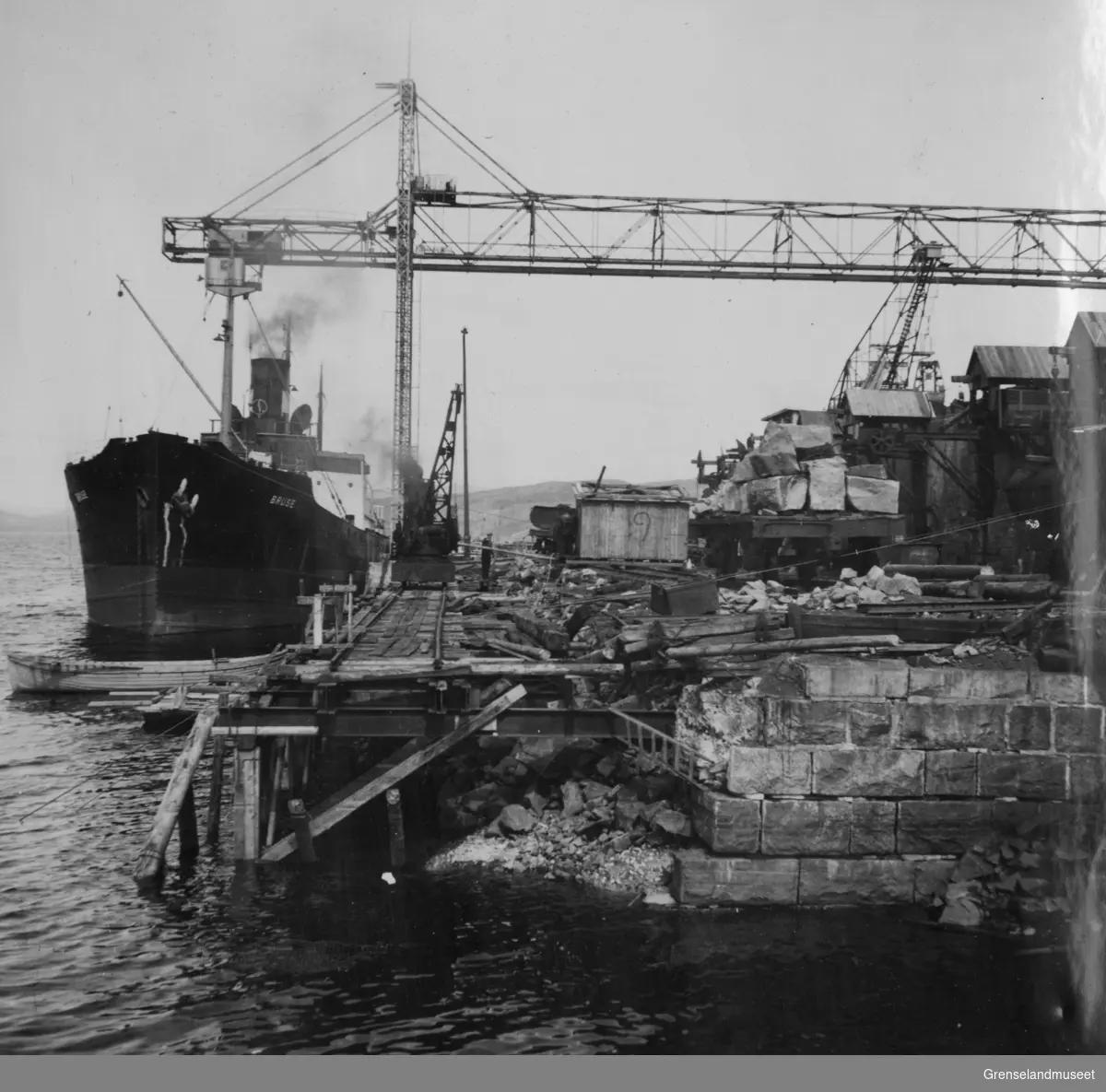 Opprensking ved malmkaia, Kirkenes 2. juli 1947. Båten Bruse ligger ved kai.