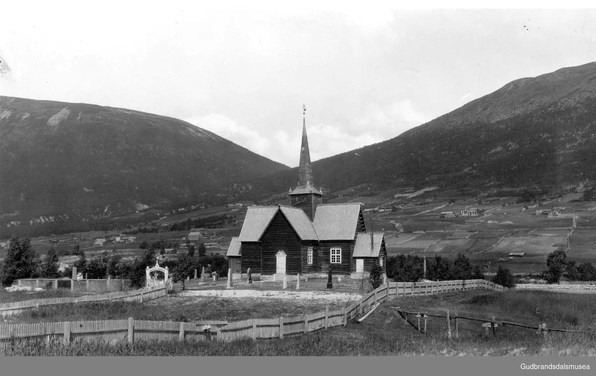 Skjåk kyrkje etter 1923. Halvdelen av skifergjerdet er flytta