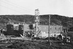 Det nye kontoret reiser seg, Bjørnevatn 28. september 1947.