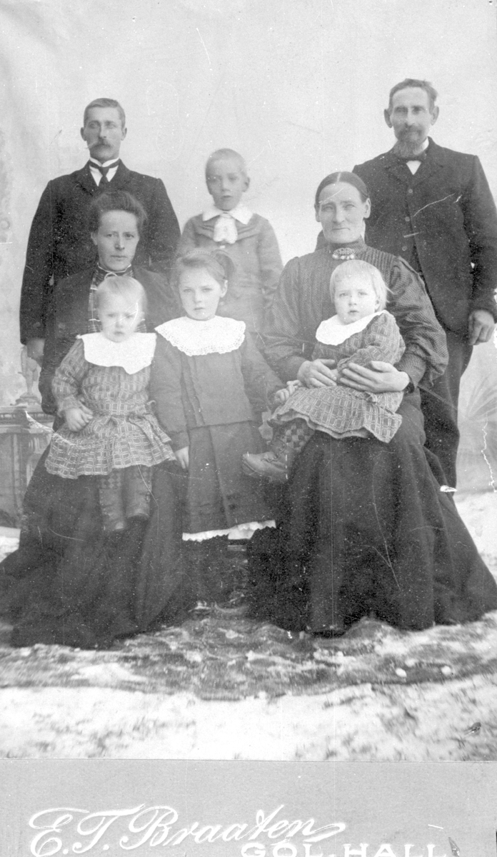 Familien Guri og Ole Reiersen Berge med sønn, svigerdatter og 4 barnebarn.