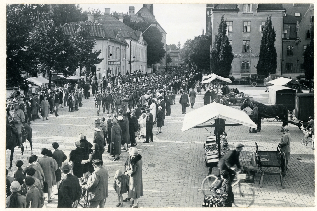 Centrum, Västerås. Västmanlands Regemente på marsch genom staden ...