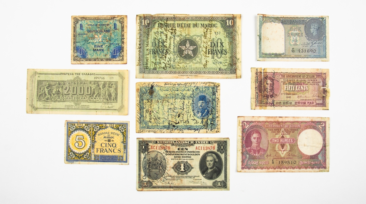 Olika sedlar från filera olika länder med påskrivna autografer.