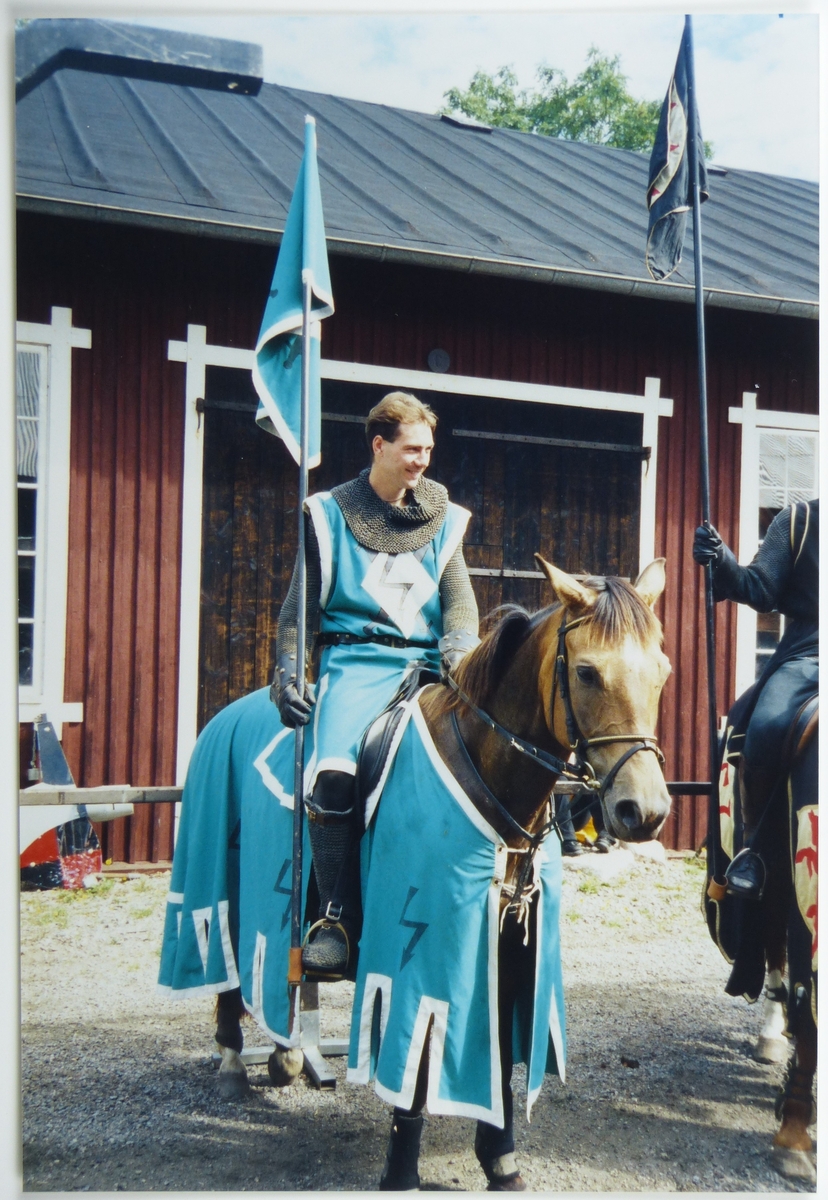 Västgöta lekar på Forsviks bruk. Medeltida tävlingar 25 augusti 2001. Hästburen riddare i grönt