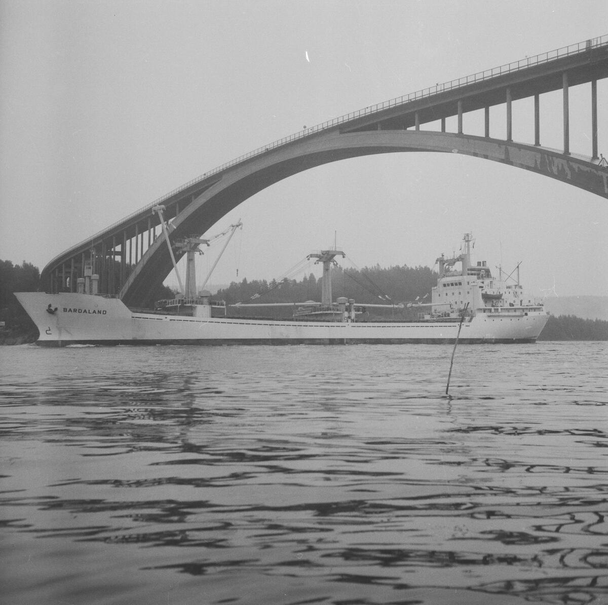 Fartyget Bardaland vid Sandöbron
