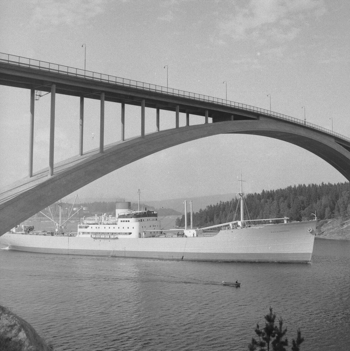Fartyget Barranduna vid Sandöbron
