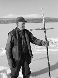 Osvald Kolbu (1909-1990) fanger lake med fiskesaks fra den s