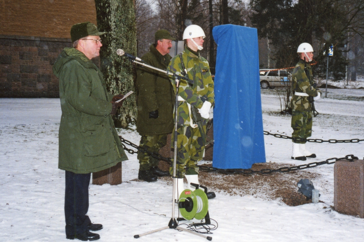 Regementschefen Gunnar Ridderstad höll ett gripande avskedstal.

Nedläggningen av I4 i Linköping den 30 december 1997. 
Avslutningsceremoni på kaserngården sen eftermiddag i mörker med eldar, strålkastare och ett kraftigt snöfall som bidrog till en mycket speciell stämning. Livgrenadjärregementet (I 4/Fo 41) var ett infanteriförband inom svenska armén som verkade i olika former åren 1928–1997. Förbandsledningen var förlagd i Linköpings garnison i Linköping. Försvarsområdesstaben vid Livgrenadjärregementet avvecklades den 31 december 1997 vilket i praktiken innebar att även regementet avvecklades.