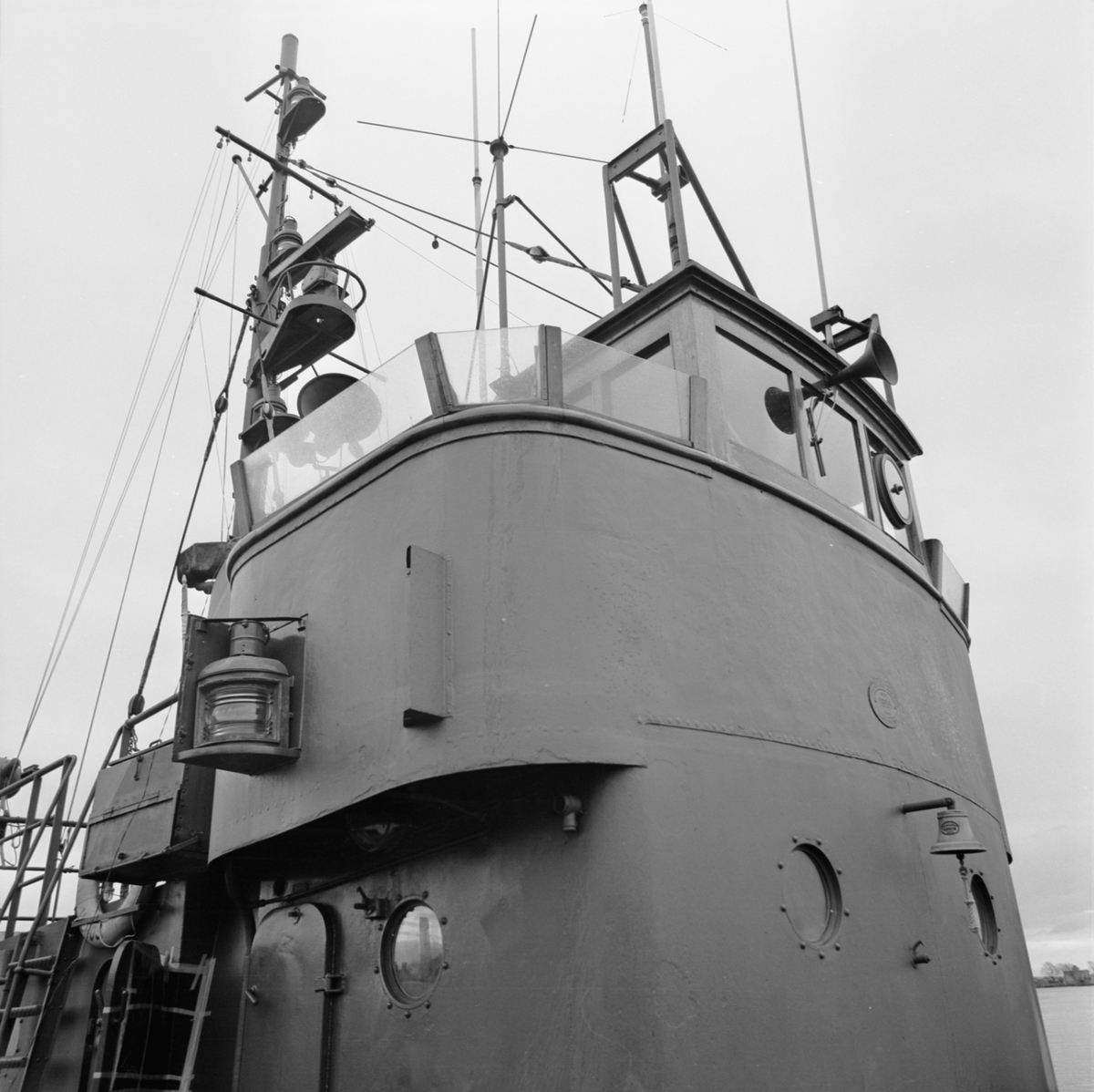 Bogserbåten Heros vindskydd på brygga