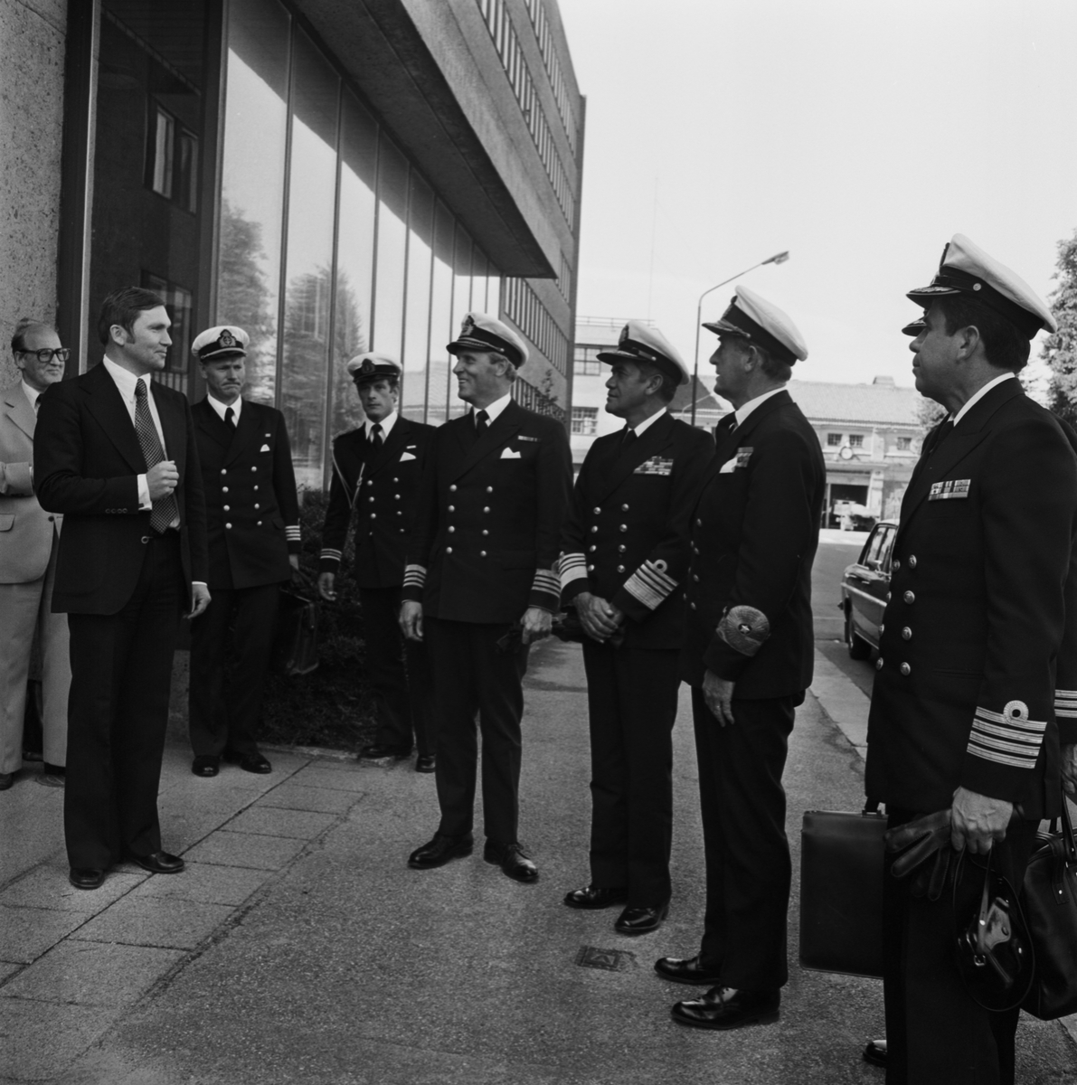 Bilden visar en grupp höga chefer inom Marinen som pratar med den colombianske marinchefen under ett besök i Karlskrona.