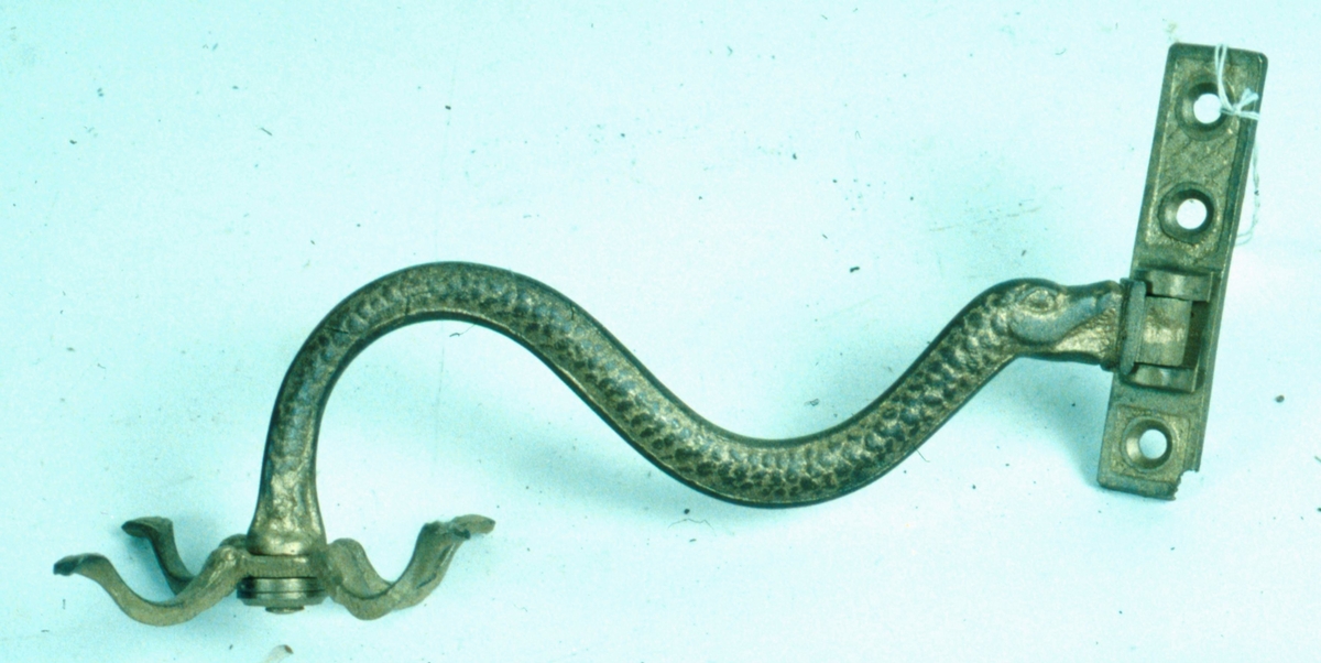 Klädhängare av mässing i form av en orm. Fyra krokar.