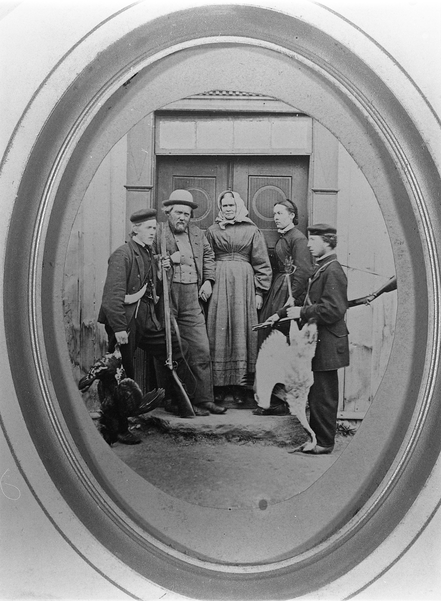 Fuglejakt ca. 1870 på Eina. Familiebilde foran hoveddøra på Blilie.Personene er: Mathias Blilie, og Lars Blilie, Johanne Hansdtr. Haukaas, Anne Blilie, Hans Kristian Blilie.