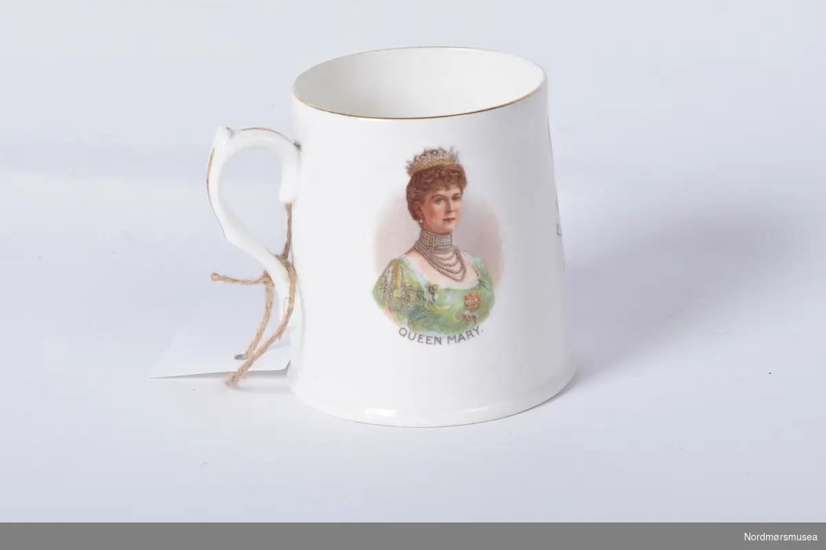 Hvit kopp med gullfarget rand. Våpenskjold til Dartmouth og portrett av kong George og Dronning Mary.