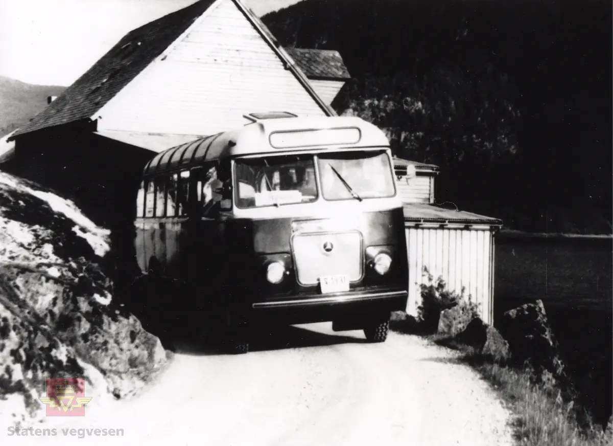 Ein Mercedes buss med kjenneteikn S-1931 frå Firda Billag på vegen ved Kvitneset ved Bygstad i Gaular kommune.