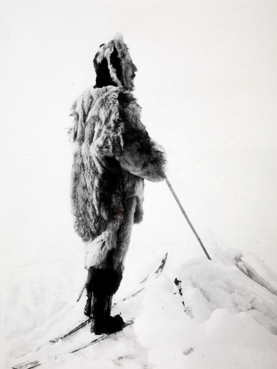 In the norwegian version of the book "My life as an polar explorer" (Gyldendal, 1927), this photo has been subtitled "Roald Amundsen on the South Pole expedition". Photo: Anders Beer Wilse, National Library of Norway.