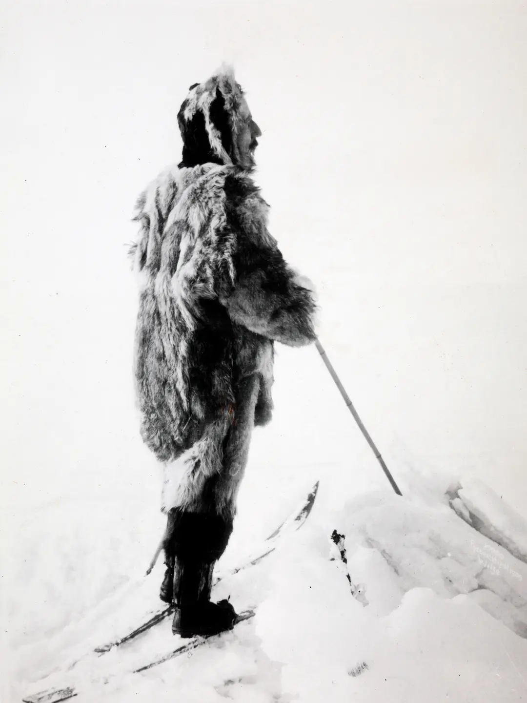 I boken "Mitt liv som polarforsker" (Gyldendal, 1927) har dette bildet fått undertittelen "Roald Amundsen på Sydpolferden". Foto: Anders Beer Wilse, Nasjonalbiblioteket.