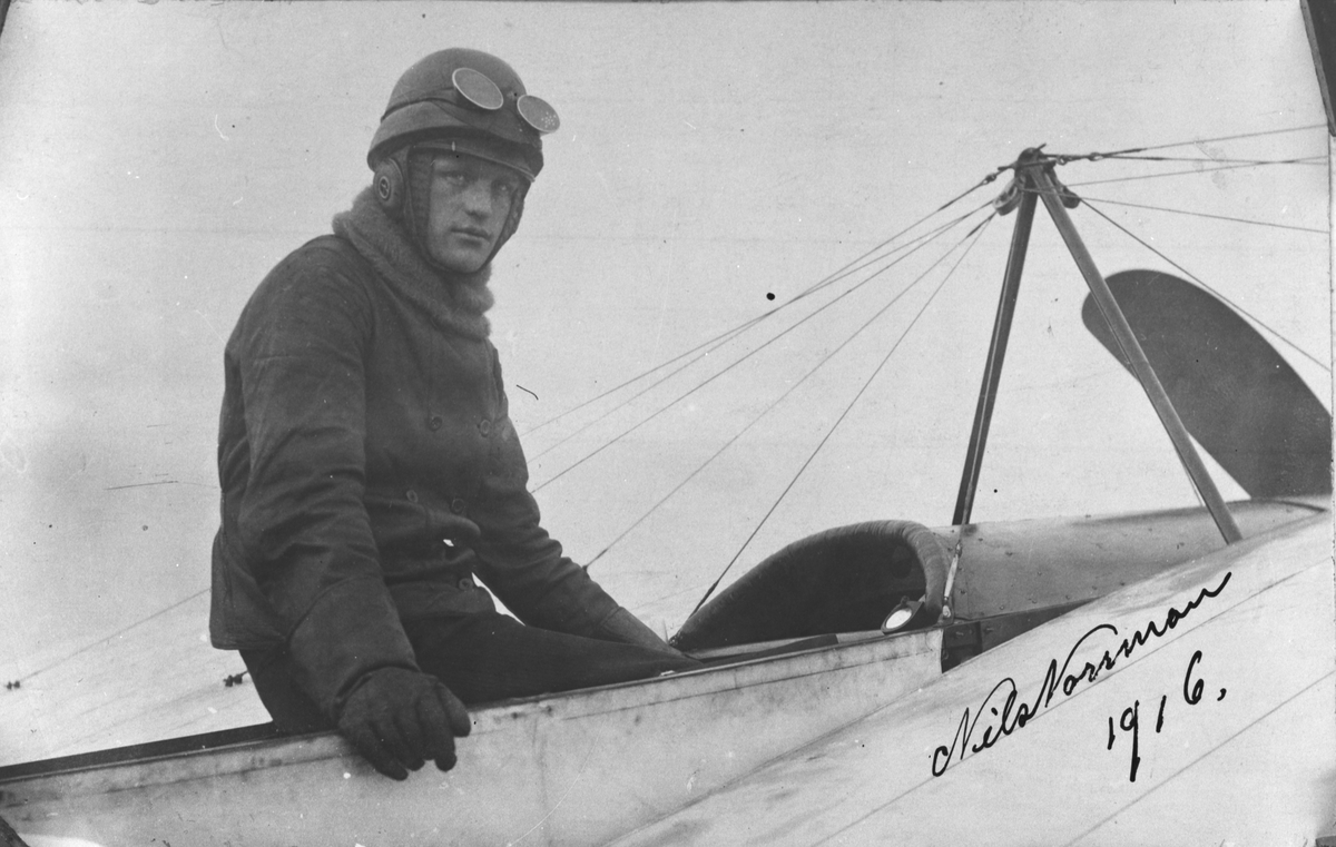Porträttfoto av flygaren Nils Norrman i ett flygplan Thulin A i Ljungbyhed, 1916.
