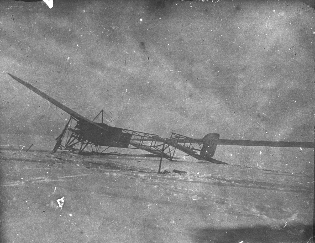 Flygplan Thulin A nr 9 har havererat i snön, omkring 1915-1920.