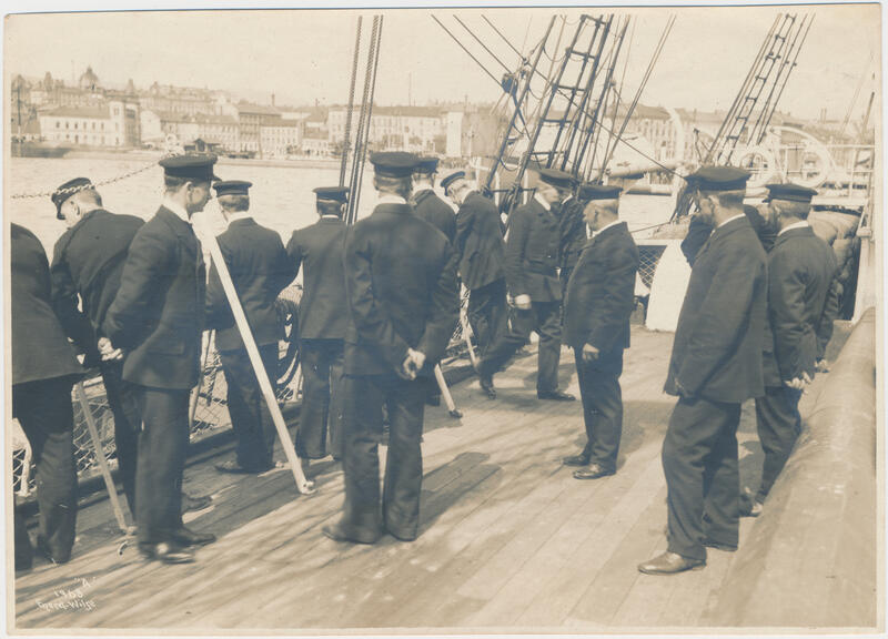 Nansen and several of the crew look over the ship's side, Amundsen in the middle with his back to camera. Photo: Follo Museum, MiA (Foto/Photo)