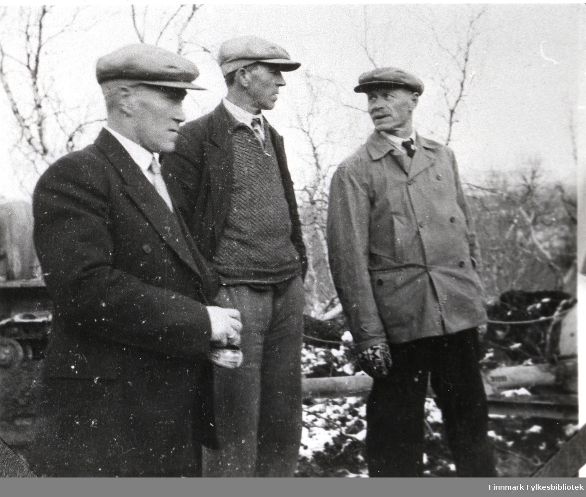Ved åpningen av veien. Børselvfjellet 1940. Fra venstre formann Olav Pedersen, oppsynsmann Odin Holsmo og oppsynsmann Andreas Lundborg.