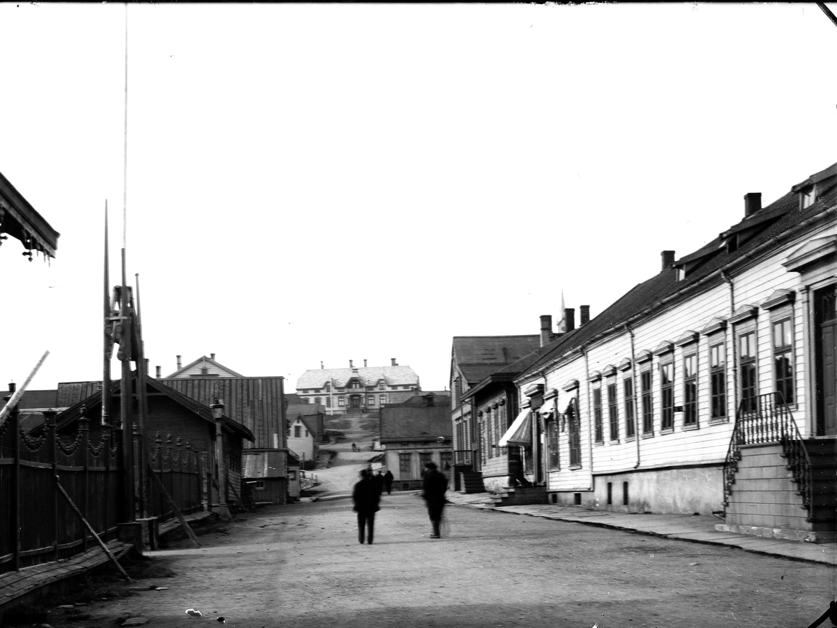 Gate i Vadsø. Amtmandsgården i bakgrunnen.