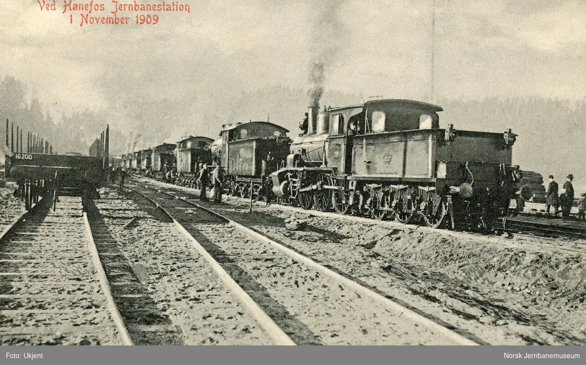 Nye lokomotiver til Randsfjordbanen som ble omlagt til normalspor 1.11.1909, her ved ankomst via Roalinjen til Hønefoss stasjon. Nærmest 21a 207