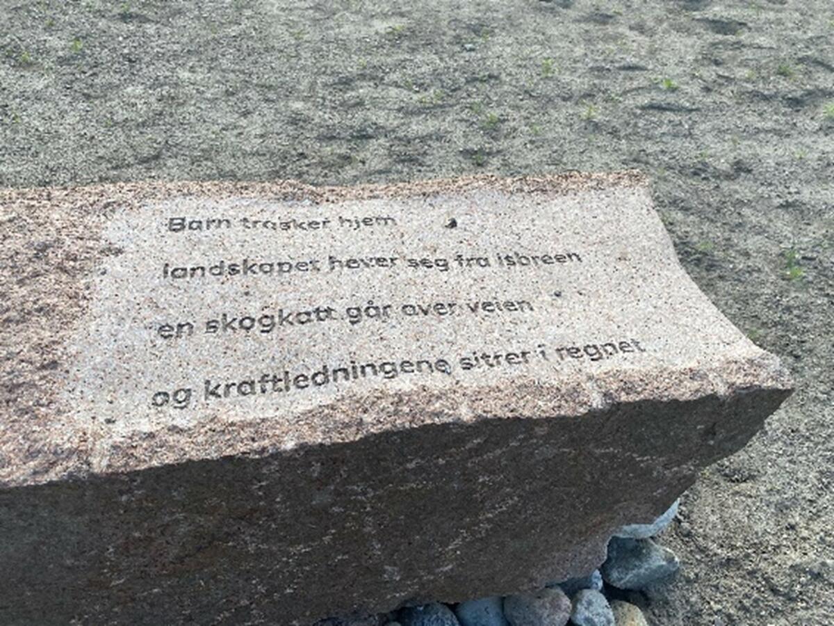 Tre stenbenker med ingraverte dikt. Øivind Hånes og Fredrik Høyer har laget diktene med inspirasjon fra Herman Wildenveys diktning. 