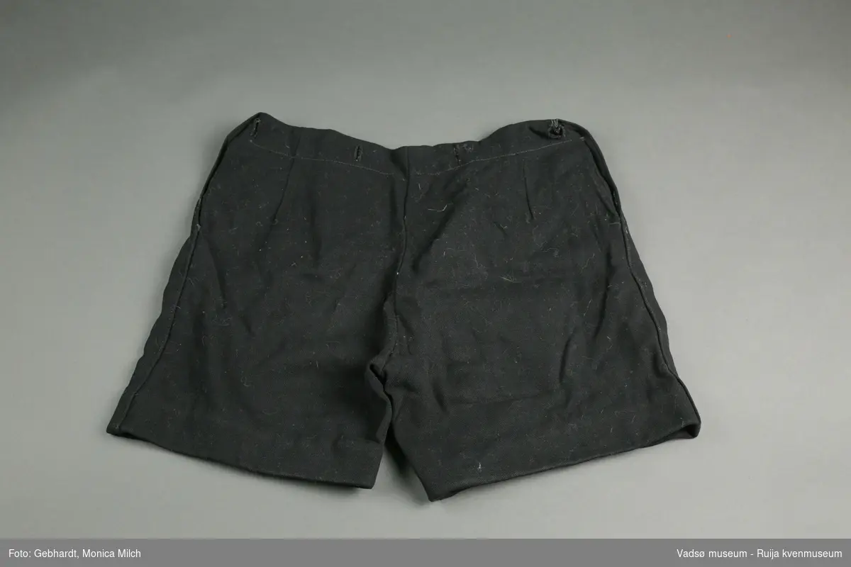 Svarte shorts i bomullsstoff. Kan det være en omsydd bukse?