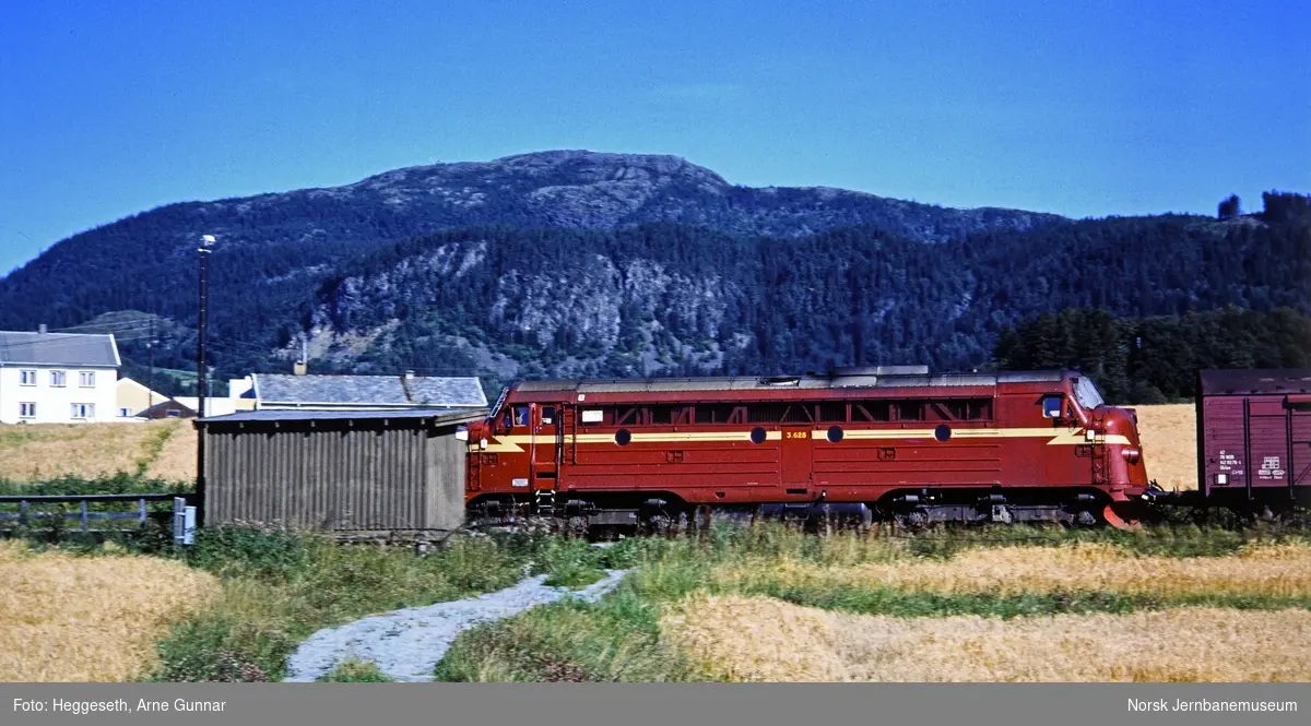 Diesellokomotiv Di 3 628 med godstog ved Vold holdeplass mellom Stjørdal og Skatval