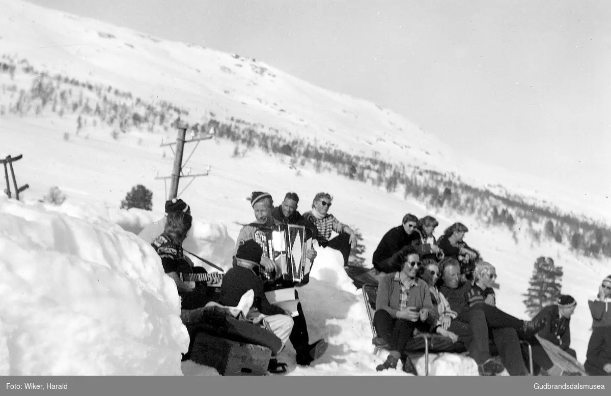 Påskestemning på Nysetra ca. 1955, Finn Mortereud med trekkspel