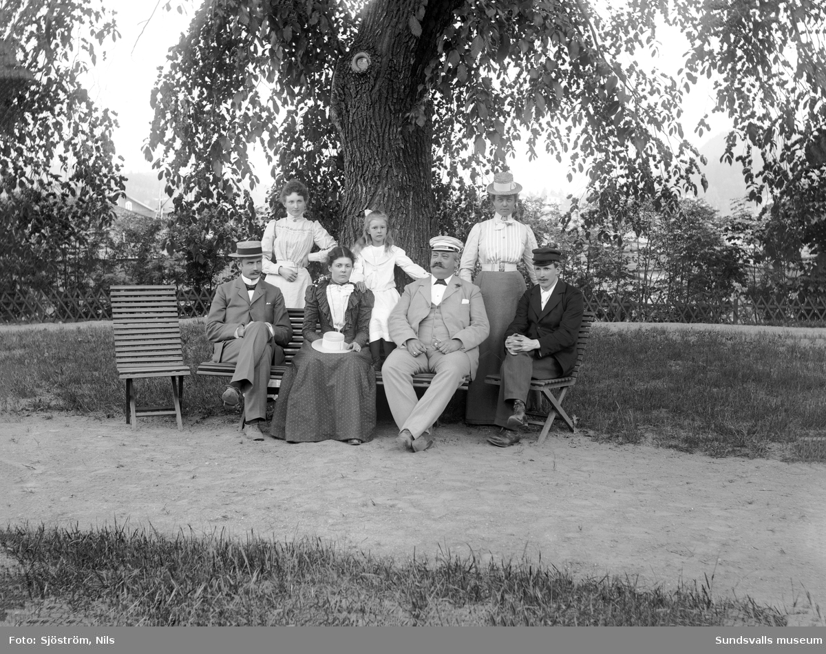 Disponentfamiljen Barth i trädgården vid Svartviks herrgård. I mitten Marianne Barth, JC Barth och bakom dem deras dotter Dagmar. Övriga personer oidentifierade.