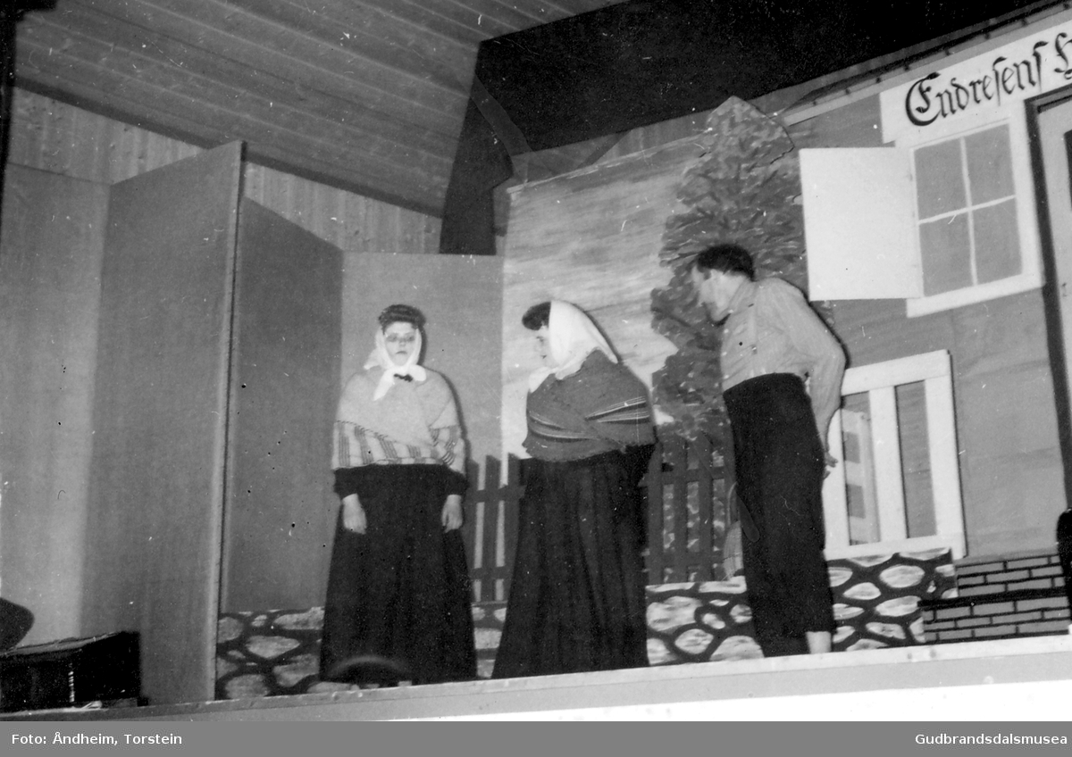 F.v.: Eldri Nyhus (f. 1944 g. Sørhage), Margit Grimstad Lien (f. 1939) og Olav Øygard (f. 1916) spelar i "God-Vakker Maren"
