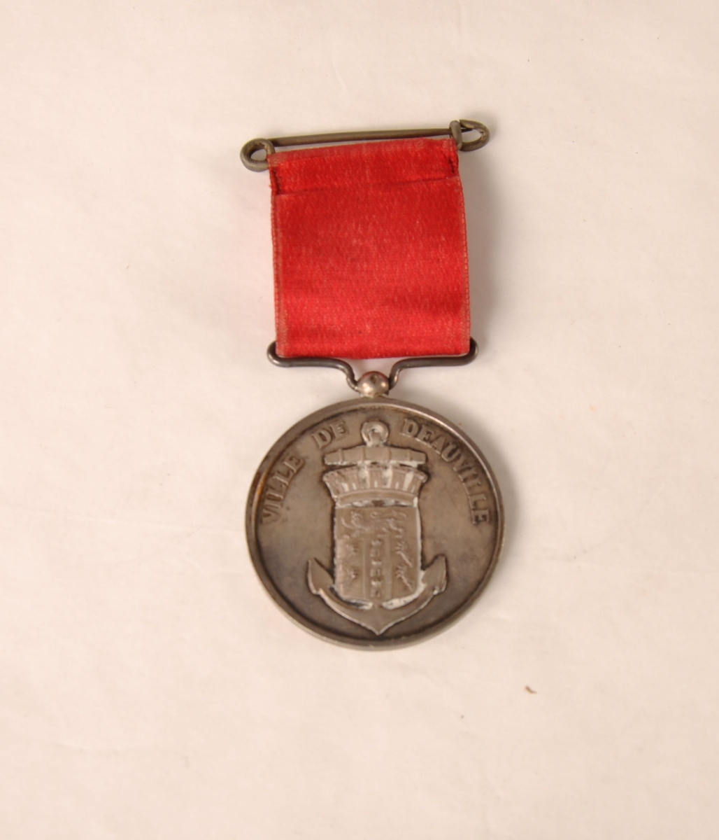 Fransk medalje til Carl Spørck for velosiped-ritt 26. august 1888, Ville de Deauville. I et rødt bånd.