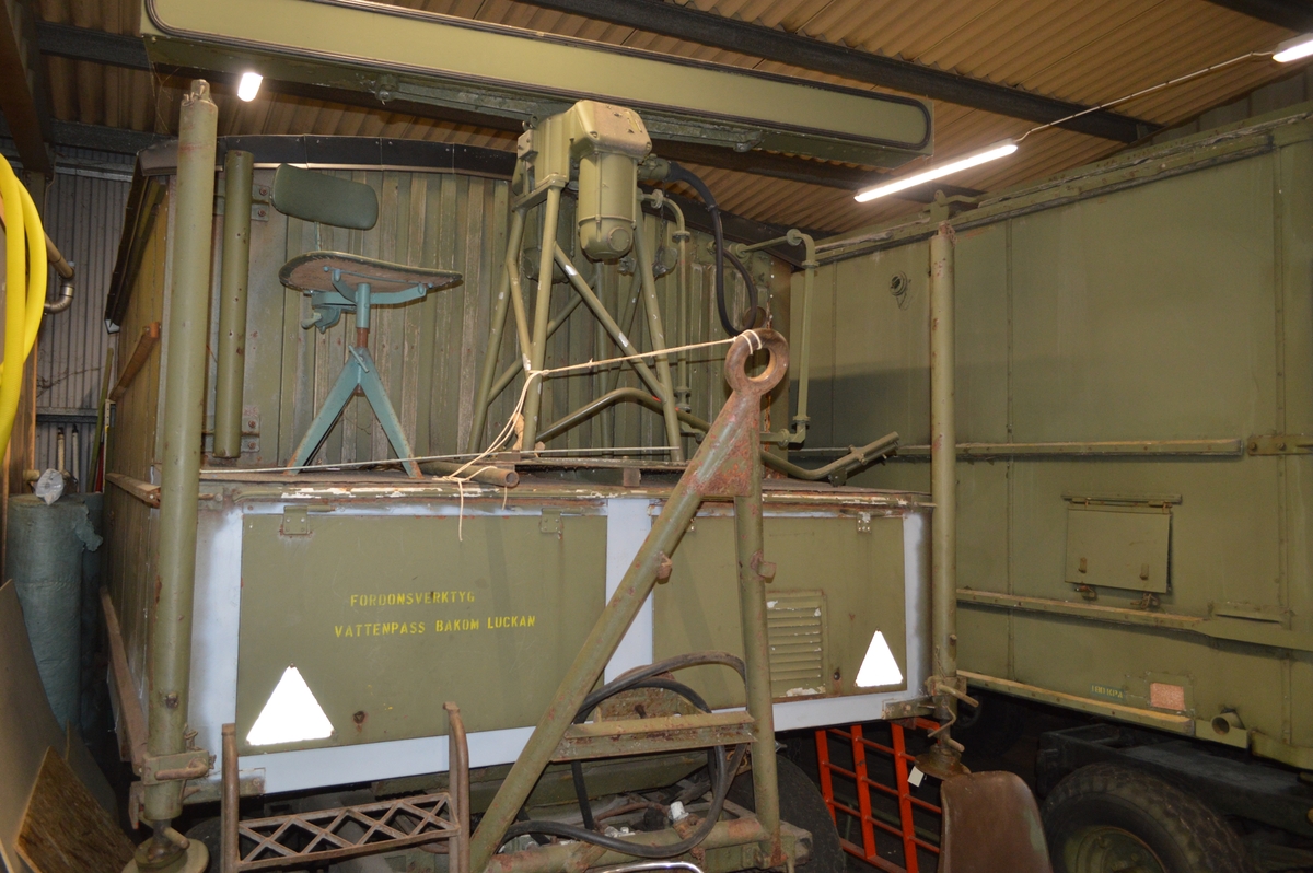 För att effektivisera spaning nattetid anskaffades i slutet av 50-talet ett antal radarstationer typ PS-33, tillverkade i England av British Thomson Houston (BTH). Anläggningen monterades i en släpvagn och betecknades PS-33/R. Radarn var typ pulsradar och arbetade på våglängden 3 cm. Antennen var från början en engelsk, men byttes efter några år till en sltsantenn av danskt fabrikat, TERMA. 
Stationen användes utöver spaning för invisning av artillerieldledningsradarn vid kustartilleribatterier.