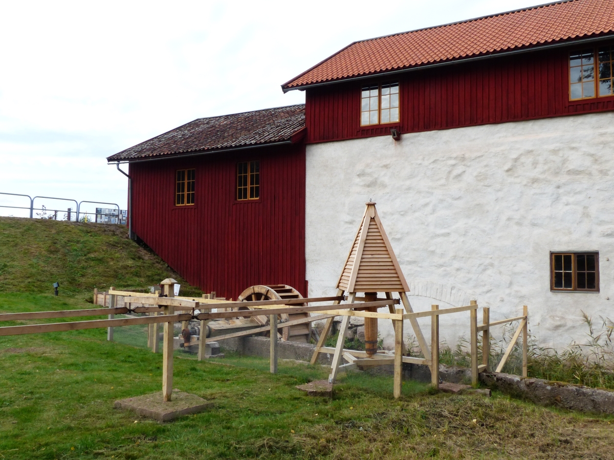 Vattenhjul och stånggång vid Kvarnen har fått ett skyddsstängsel