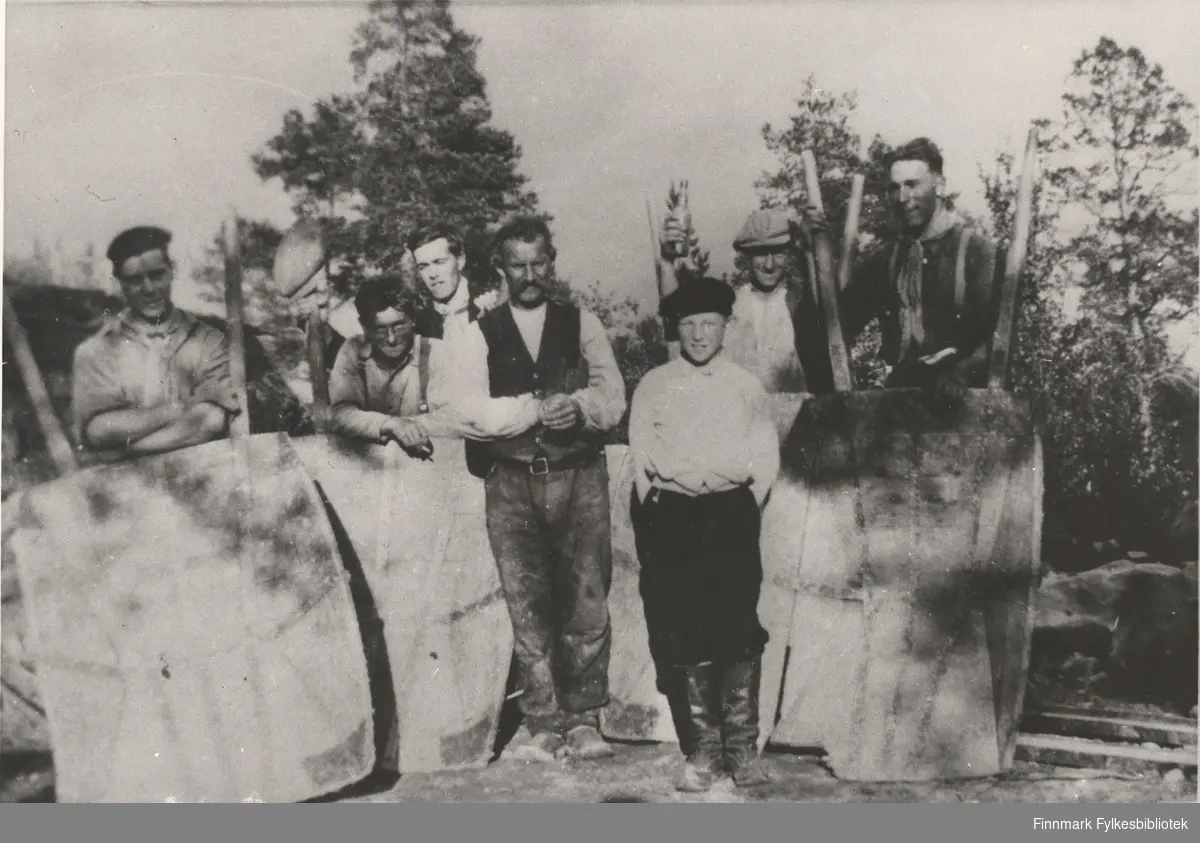 Skogfoss i Sør-Varanger, 1934.  Fra venstre lener på fire store trillebår: Gudleif Mørk, Edvin Arvola, Jarle Løvland, Georg Jensen (formann), Thorvald Jensen,  Jens T. Jensen og Hugo Warelius.