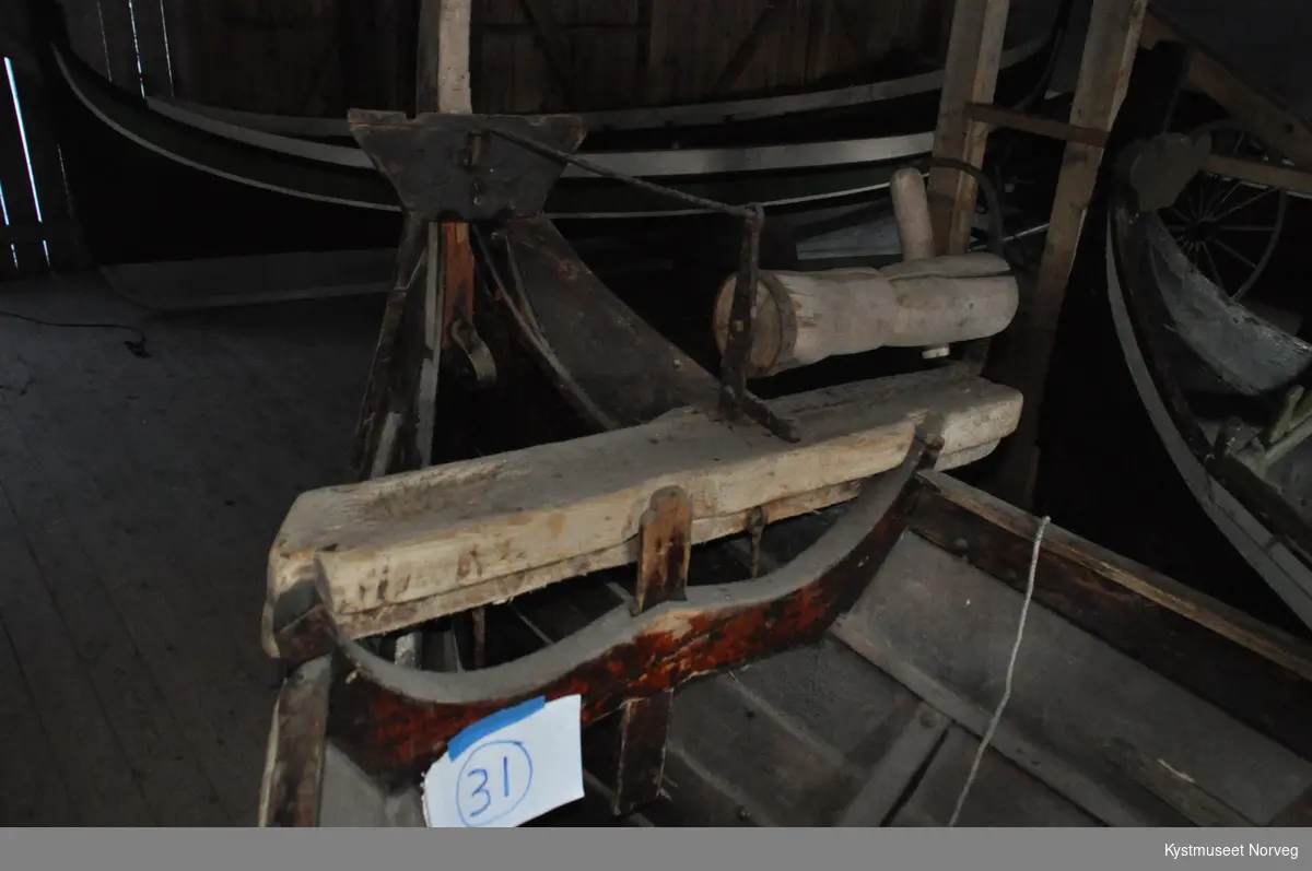 Bindalsbåt 3,5 rom
6,37 meter halslengde
høy på ripa, sneiseilrigget
rull for line eller snøre framme på krystokken