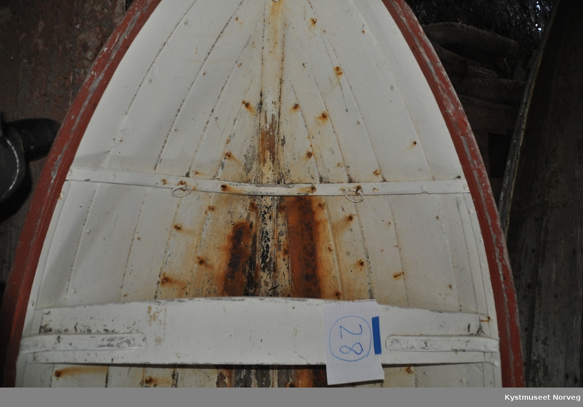 Hekkbåt/ lettbåt
3,81 meter største utvendige lengde
Kan kalle den en 2 roms, ca. 28 to,,er mellom romma.

Hvitmalt innvendig og utvendig
to par årekjeiper
rødmalt ripe
rødmalt kjøl