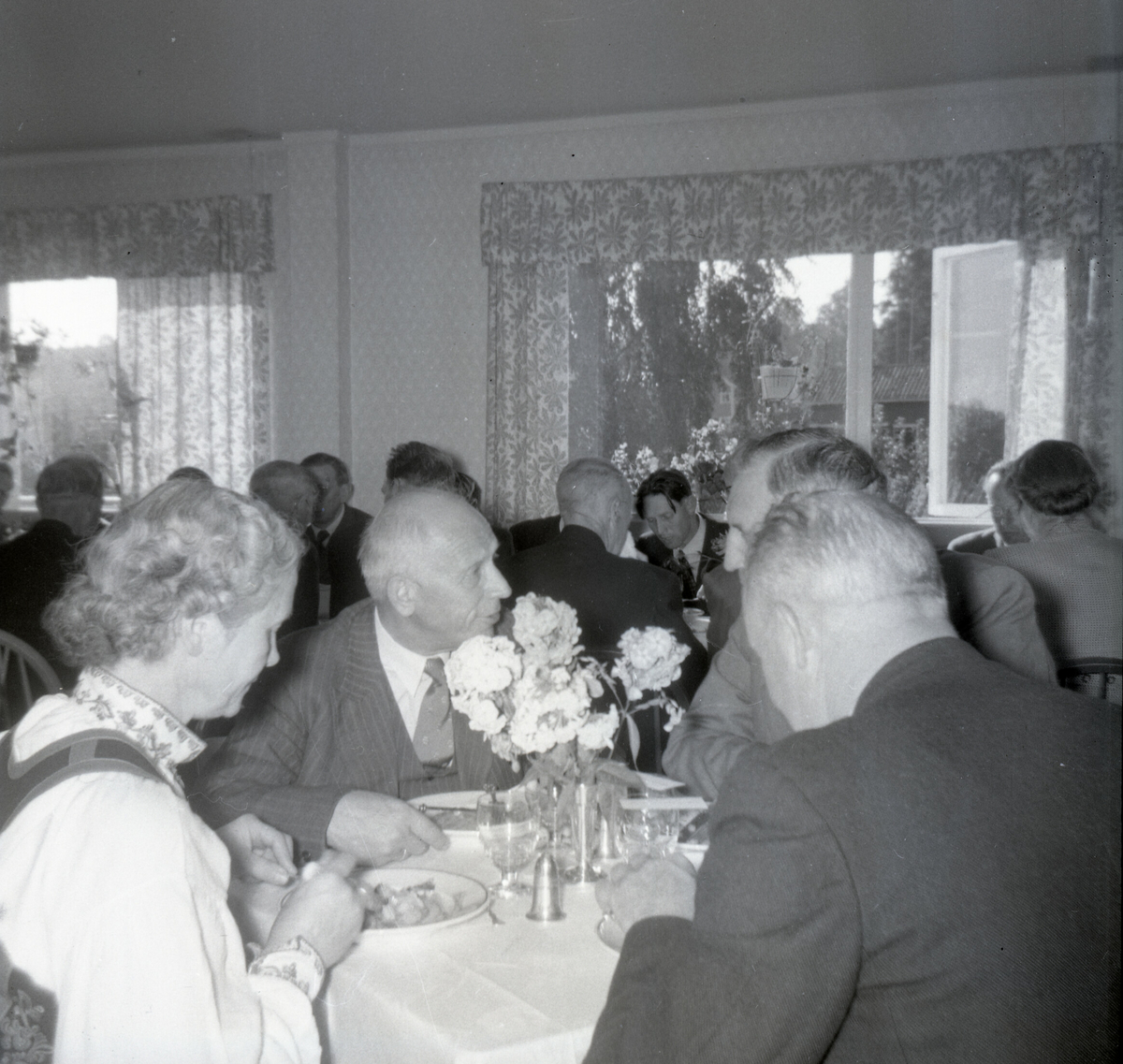Fem bilde frå Landbruksselskapets fest på Akkerhaugen/eller Gvarv 15.8.1953