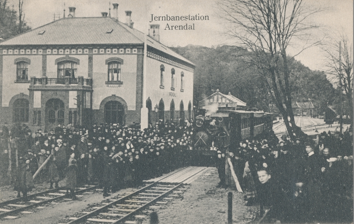 Åpningstoget ved returen til Arendal stasjon, trolig ved åpningen til Froland 23. november 1908
