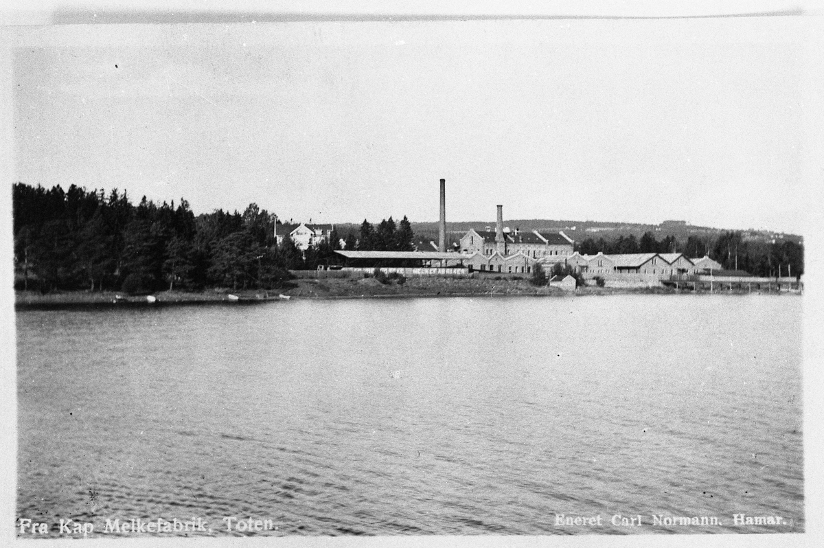 Kapp Melkefabrikk, postkort ca. 1920. Til venstre for fabrikken er direktørboligen som brant i 1945.