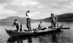 I båt på Aursjoen 1938-1939. 
F.v.: Ola Grotli (f. 1909), Ot