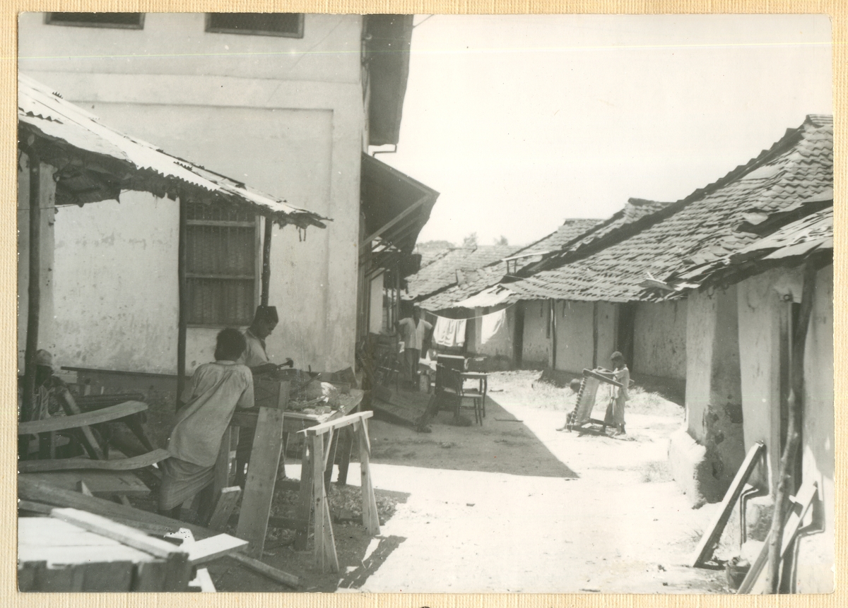 Bilden visar gatuthantverkare i en by på Sao Vincente.