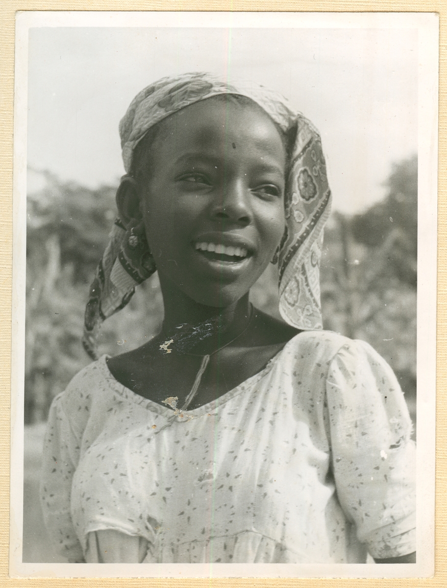 Bilden visar en kvinna på Kap Verden som visar upp sina fina helgdags kläder.