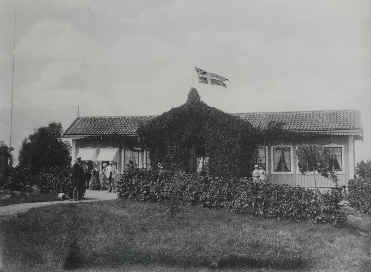 Gamla Blåsbo paviljong med flaggan hissad.