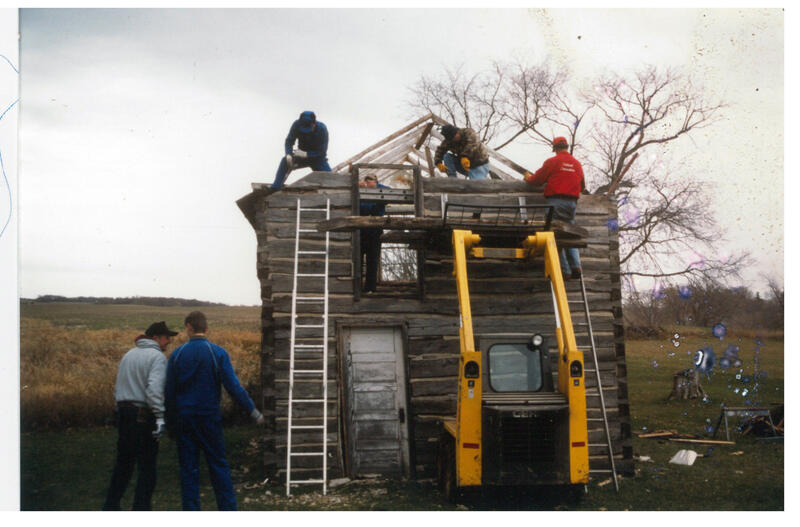 Demontering av nybyggarstova i Minnesota, taket fjernes