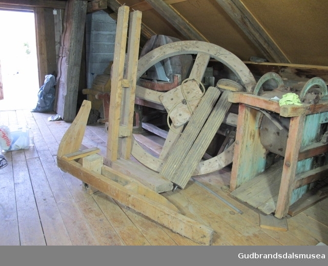 Bråke (linbråke) med skaketrommel.Stort hjul av furu, jevn aksling. Har ant. vært vanndrevet evt. med hestvandring.  Slike maskiner ble produsert fra 1808. Trommelen har jernbeslag og det er et stort lokk for å legge over trommelen.