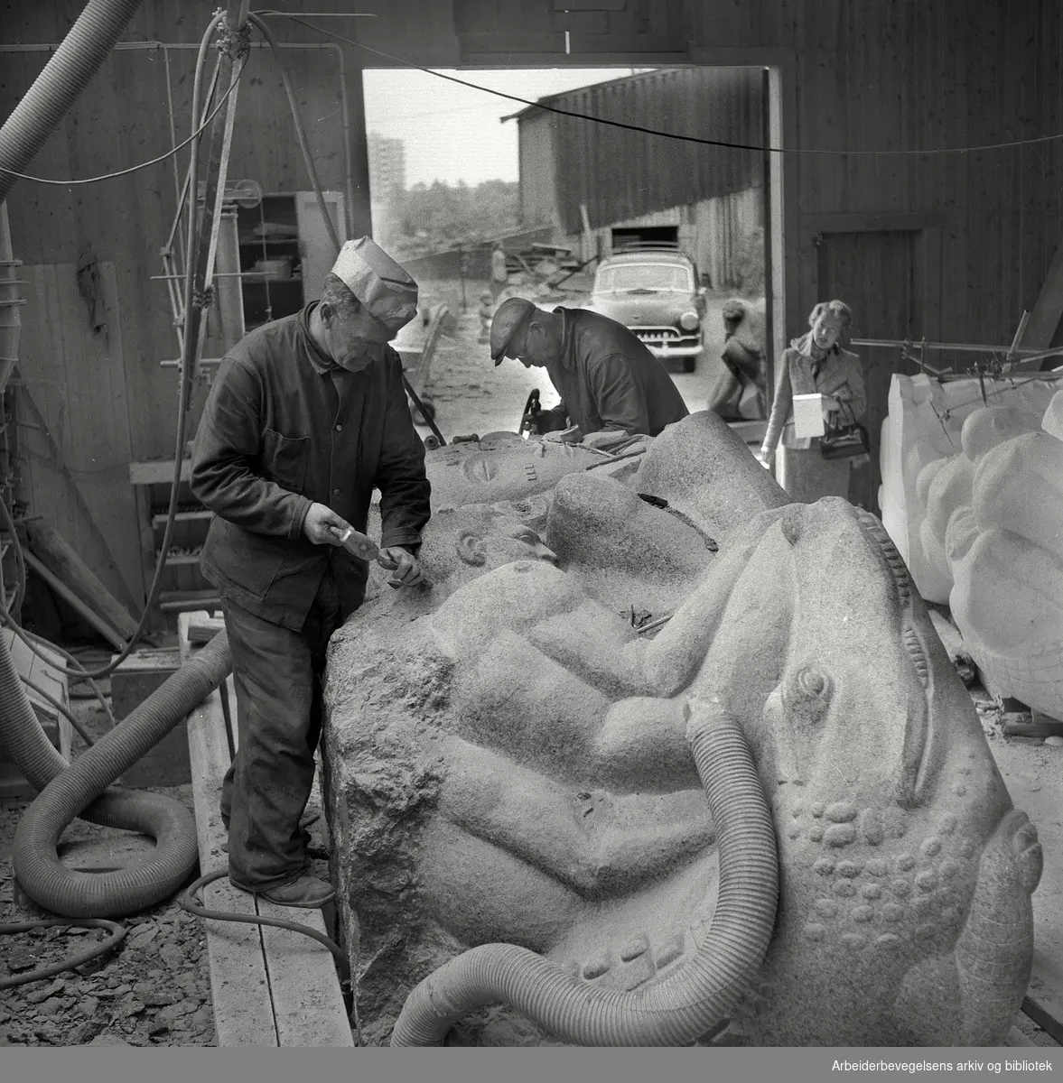 Norsk Billedhoggerforening og AL Steinskulpturs verksted på Helsfyr. Johan Sørensen og Arve Olsen arbeider på en skulptur av den amerikanske kunstneren Marshall Fredericks. Juni 1957.