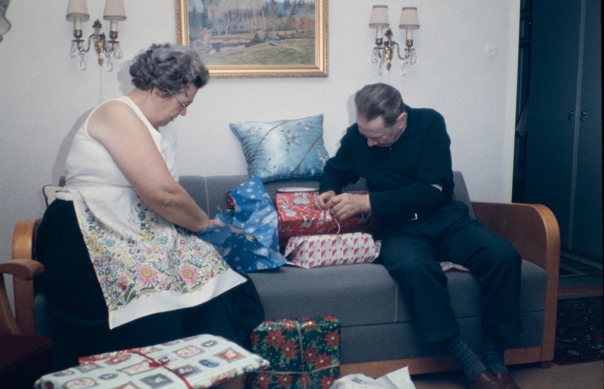 Pappa och mamma öppnar julkappar, julafton 1961.