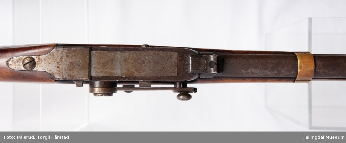 Kammerkarabin - gevær brukt av kavaleriet. To bånds gevær - har to messingbånd rundt løpet. Geværet har en kolbekappe av messing. Mangler reim.
Modell laget i 1857 (antatt ute på prøve), låsekassen har inskripsjon 1858 22 - 1858 er produksjonsår og 22 er produksjonsnummer.
Kaliber: 12 mm. 
Produsert på Kongsberg.