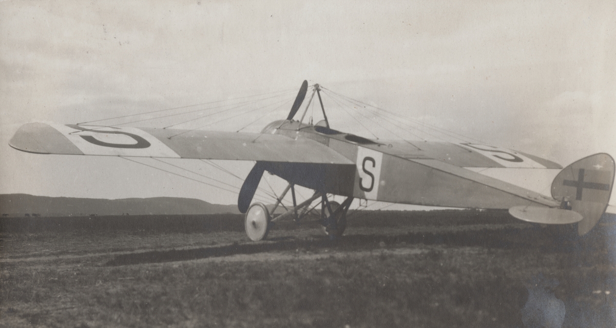 Flygplan Thulin K tillhörande Enoch Thulin står på flygfältet i Ljungbyhed, 1918.

Text i album: "Thulins privata maskin, K. 3. 1918"